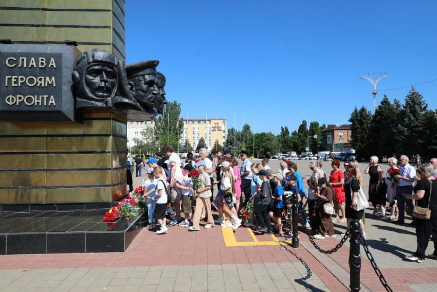 85 лет спустя: Волгодонск почтил День памяти и скорби у воинских мемориалов