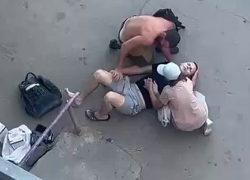 Неосторожный электрик сорвался со второго этажа МКД в Волгодонске, когда чинил уличное освещение