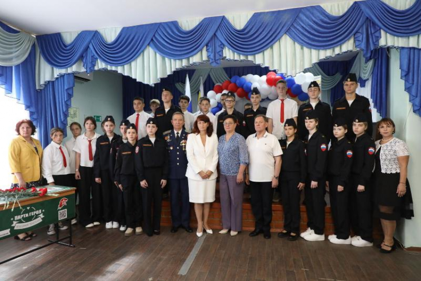 Волгодонск воспитывает будущих стражей порядка: в гимназии «Юридическая» открыт «полицейский класс и Парта Героя» 