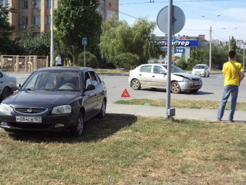 В Волгодонске на перекрестке Гагарина и Энтузиастов столкнулись «Hyundai» и «Opel»