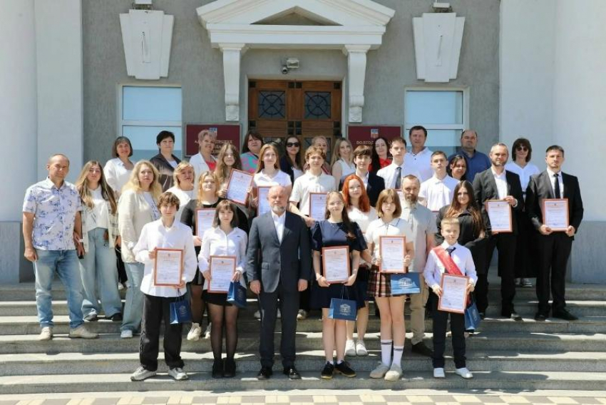 Глава Волгодонска наградил юных авторов патриотических роликов ко Дню Победы