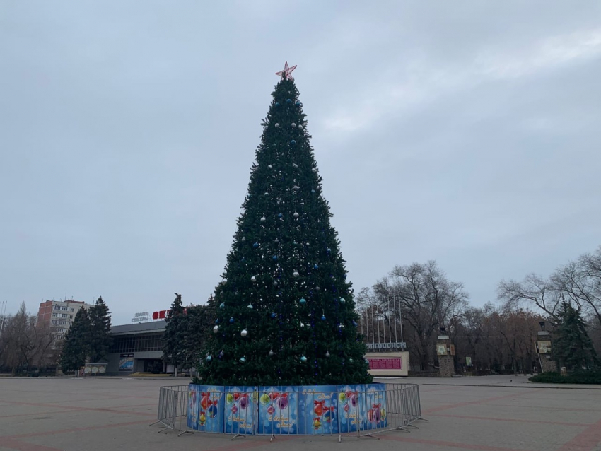В Волгодонске завершили установку новогодней елки №1 на площади Победы