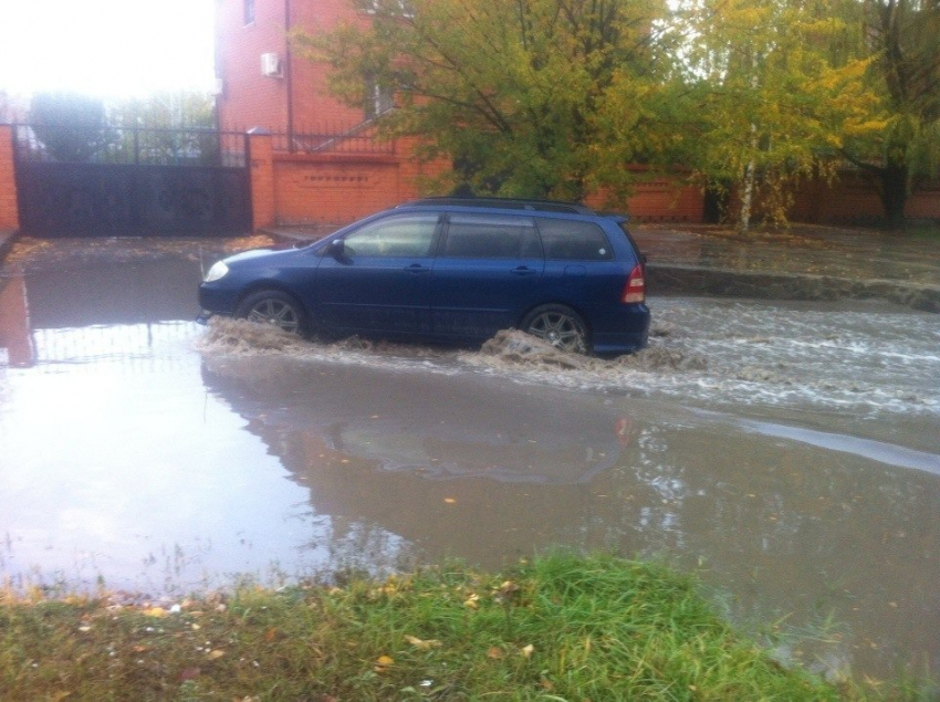 В Волгодонске после дождя  машины тонут в озере на Бульваре - читатель 