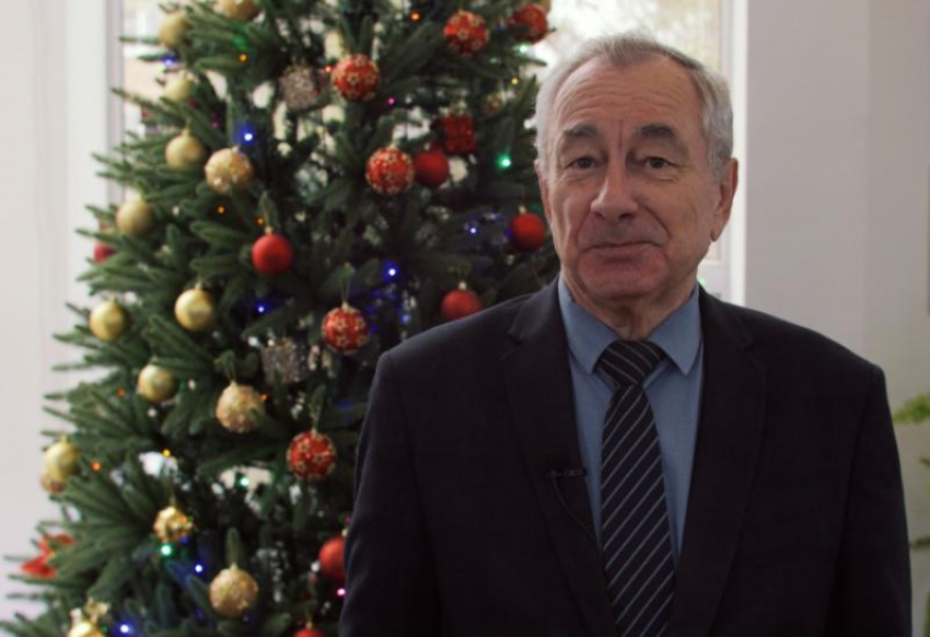 В преддверии Нового года председатель правления КПК «СБС» Анатолий Фисунов поздравил жителей Волгодонска