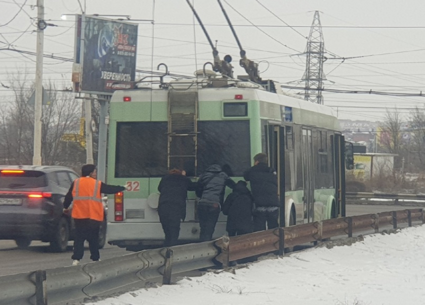Студенты техникума помогли оттащить сломавшийся троллейбус в Волгодонске