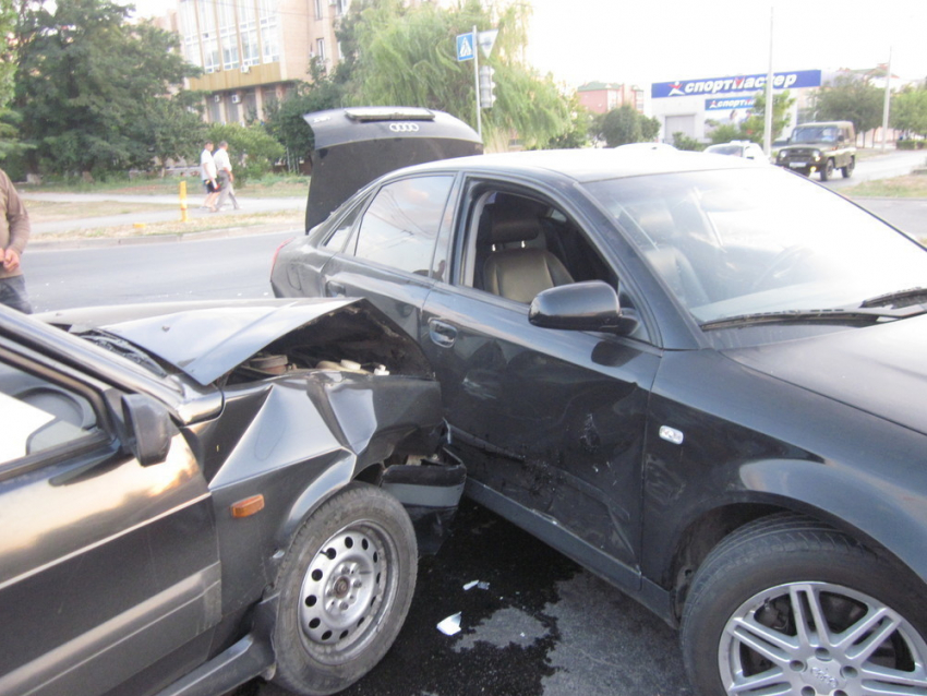 В Волгодонске на пятачке у «Камина» снова бьются машины