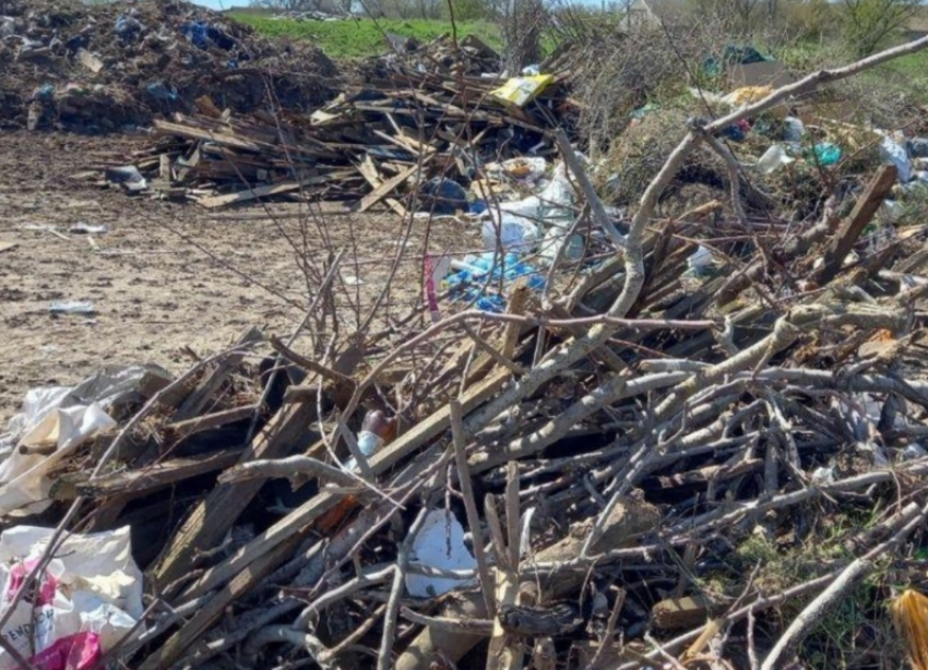 Жители Цимлянска по привычке массово свозят мусор к закрытому полигону ТБО