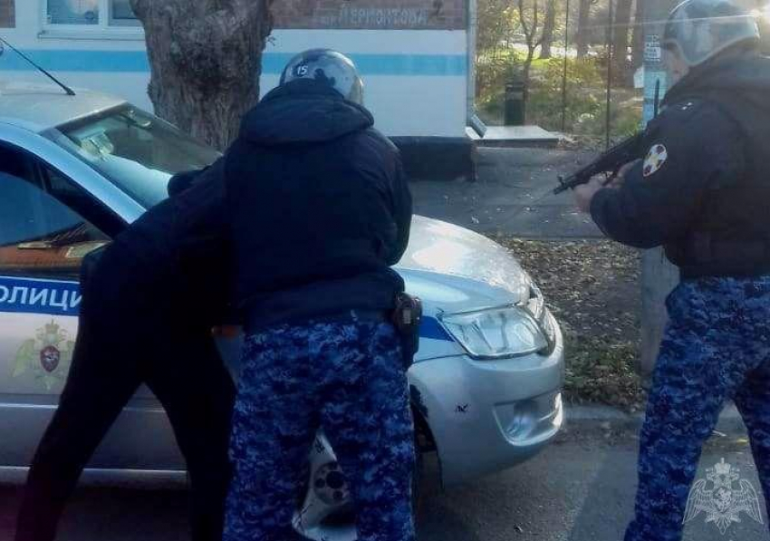 В Волгодонске мужчина с ножом напал на фармацевта в аптеке 