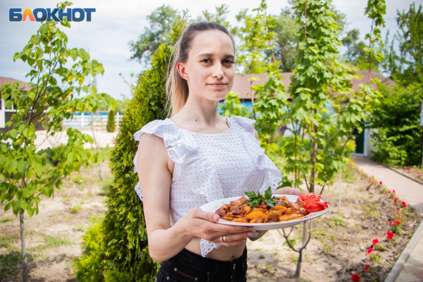 «Ради вас зарезали свининку»: мясо по-китайски с консервированными персиками приготовила Евгения Швед