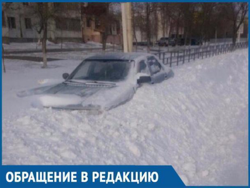 Метровые сугробы на улицах Волгодонска засыпали автомобили и пешеходные дорожки: последствия снегопада
