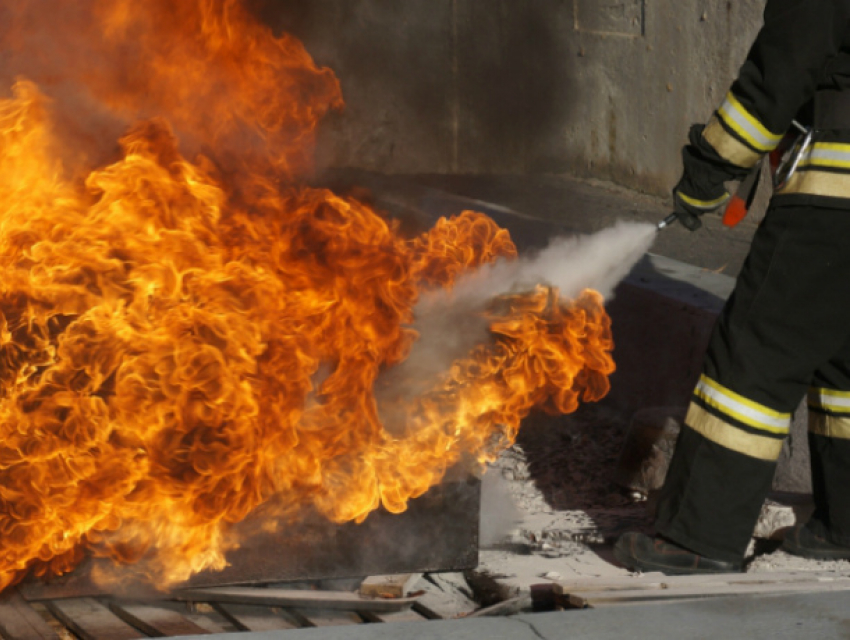 Порошковые и углекислотные огнетушители испытали сотрудники МЧС в Волгодонске