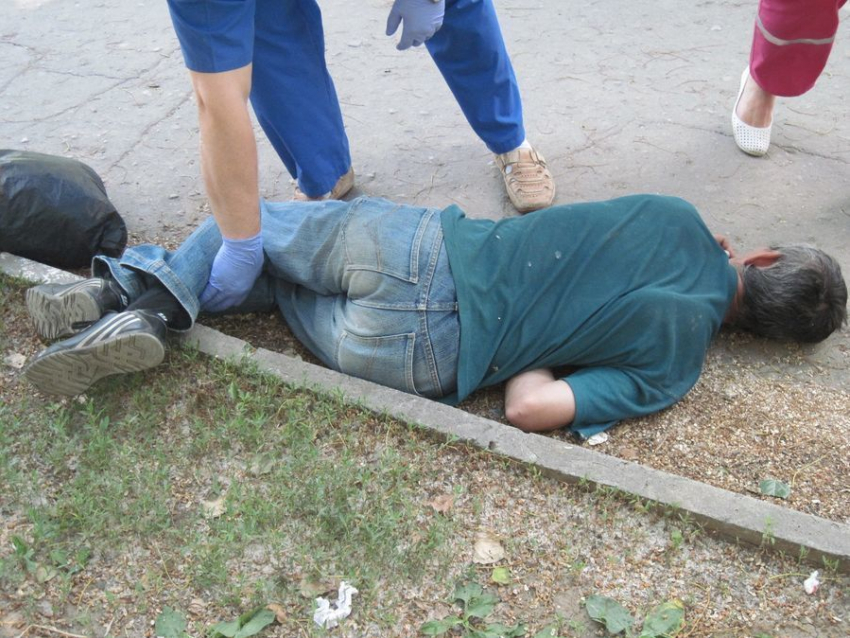 В Волгодонске случайные прохожие спасли лежавшего без сознания мужчину