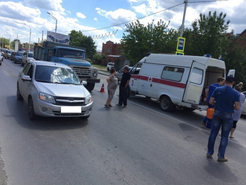 Идущего по «зебре» мужчину сбила водитель «Лады Гранты» в Волгодонске