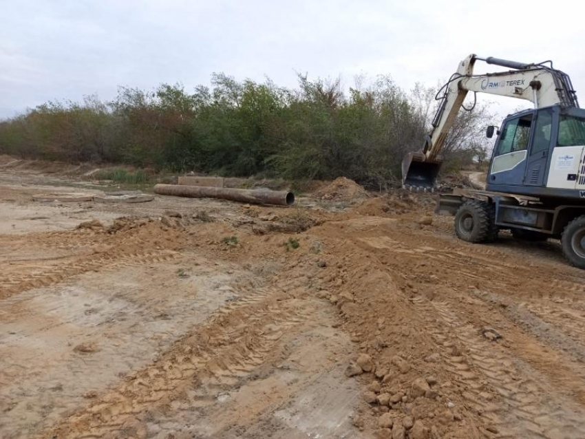 Снесли асфальт и выкопали водосточные трубы: главный спуск к пляжу в Цимлянске был уничтожен бульдозерами