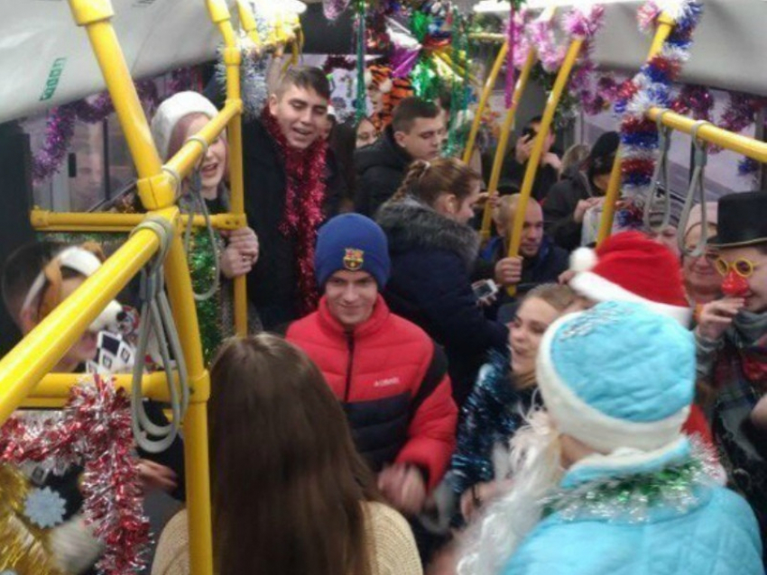 Без «новогоднего троллейбуса» и по графику выходного дня: о работе общественного транспорта в праздники