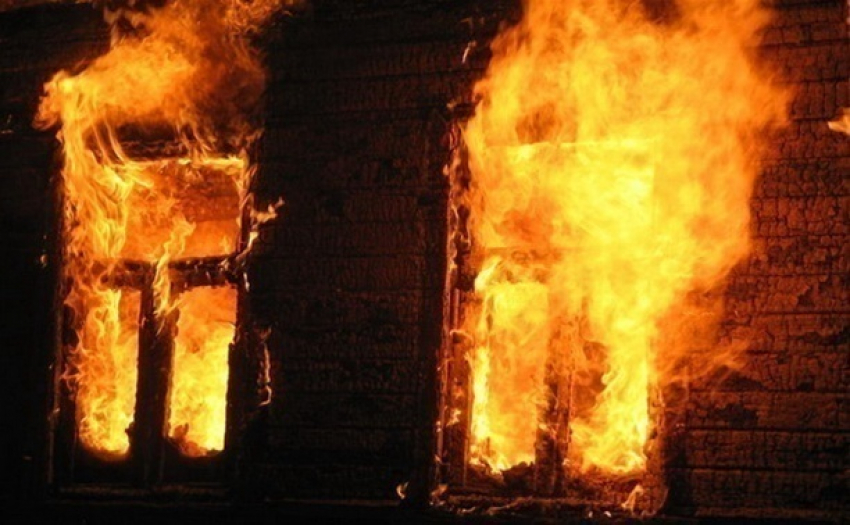 Большой частный дом сгорел в Мартыновском районе