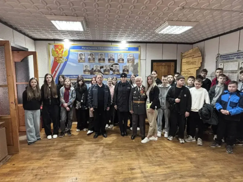 Школьники Волгодонска примерили бронежилеты и сняли отпечатки пальцев в полиции