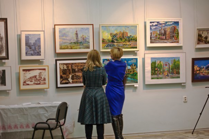 В Волгодонске проходит выставка картин «Город старый, город новый»