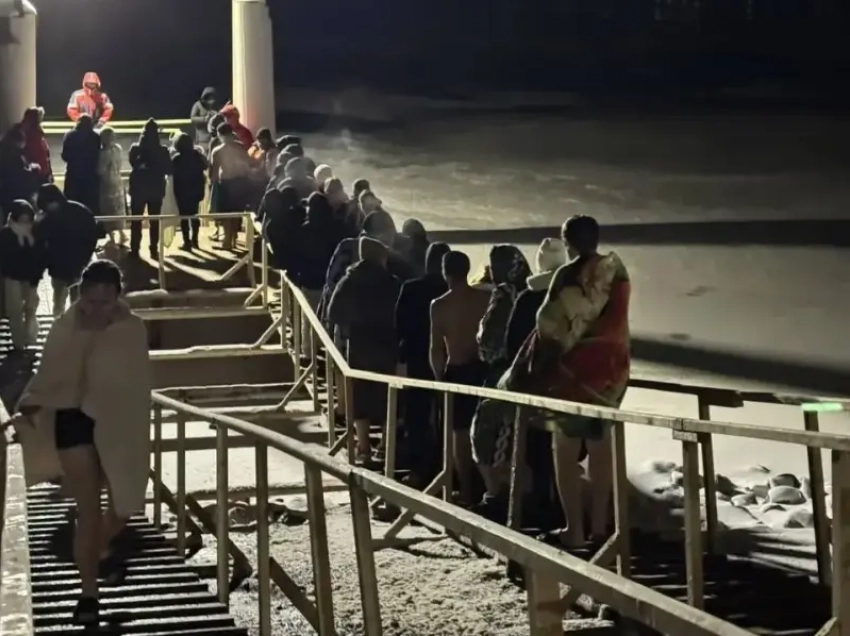 Крещенские морозы не остановили волгодонцев: более 500 человек окунулись в купель за ночь