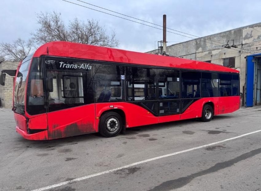 Еще один красный: в Волгодонск для тестовой обкатки прибыл низкопольный троллейбус «Авангард»