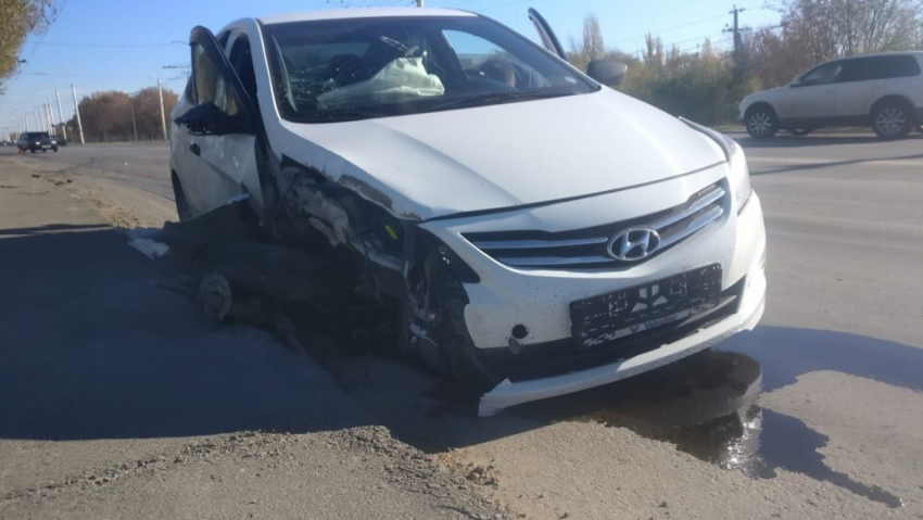 Уходя от столкновения с «Ладой» водитель «Хендая» врезался в столб на Жуковском шоссе