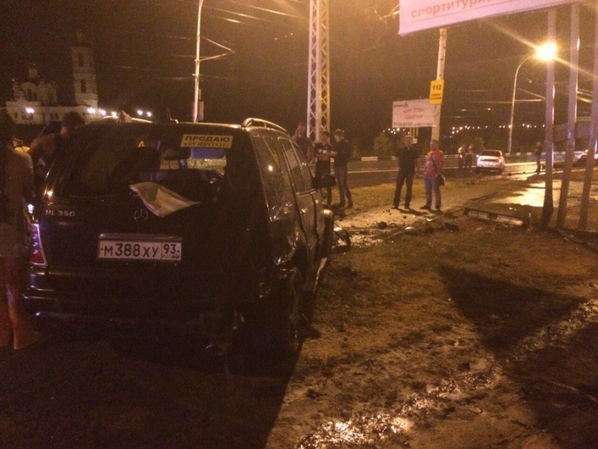 Водитель  «Мерседеса» снес ограждение, протаранил машину и врезался в рекламный щит на мосту в Волгодонске 