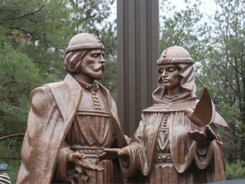 10 лет назад в Волгодонске появился памятник святым Петру и Февронии