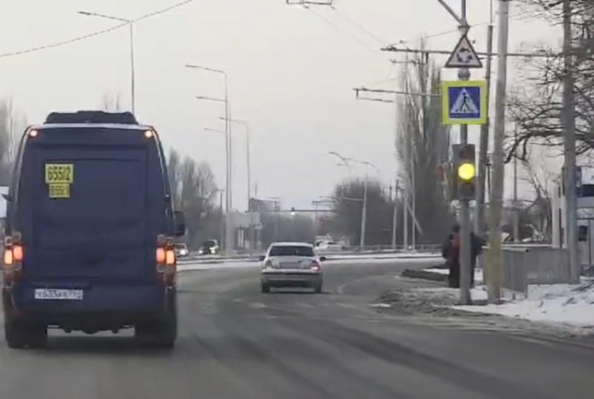 Сумасшедший светофор на 2-й бетонной устроил для водителей и пешеходов испытание на скорость