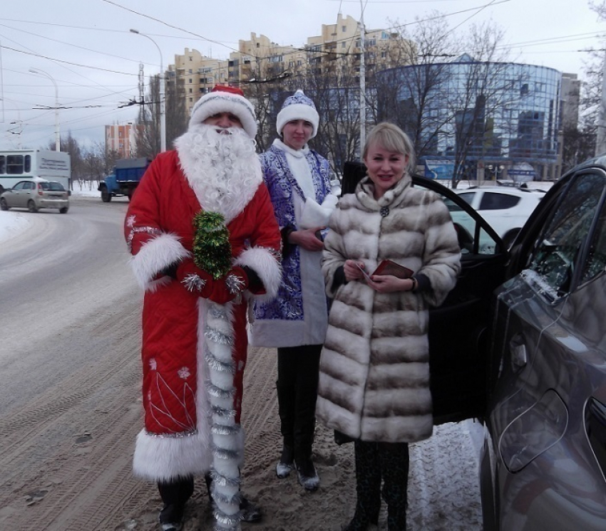 Волгодонские водители повстречали на дорогах города Деда Мороза и Снегурочку