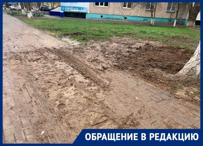 «Здесь был Водоканал»: утопающий в грязи тротуар показали жители Волгодонска