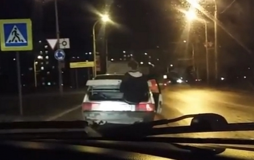 Катание рискованного волгодонца в багажнике ВАЗа по городу попало на видео 