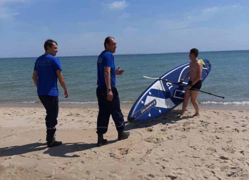 Едва не утонувшего серфингиста обнаружили в камышах на берегу Цимлянского водохранилища
