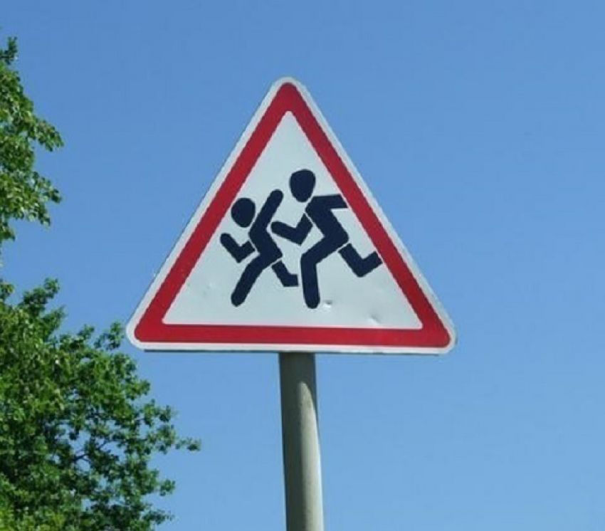 На волгодонских дорогах возле школ появятся дополнительные дорожные знаки
