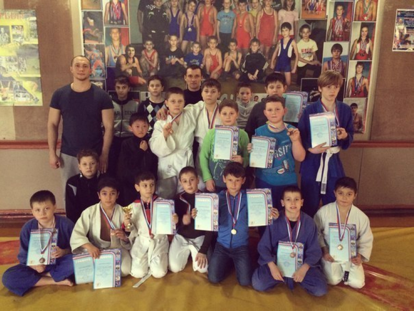 Маленькие дзюдоисты из Волгодонска заняли 12 третьих мест и одно первое на соревнованиях в Семикаракорске