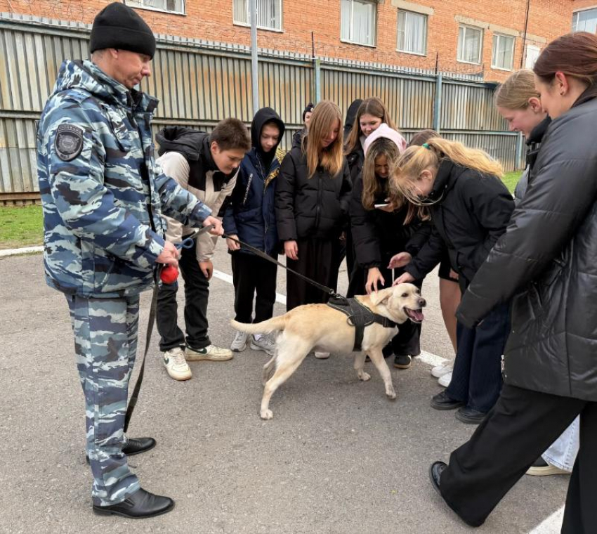 Волгодонские полицейские провели экскурсию для учащихся «полицейского класса» Дубовского района