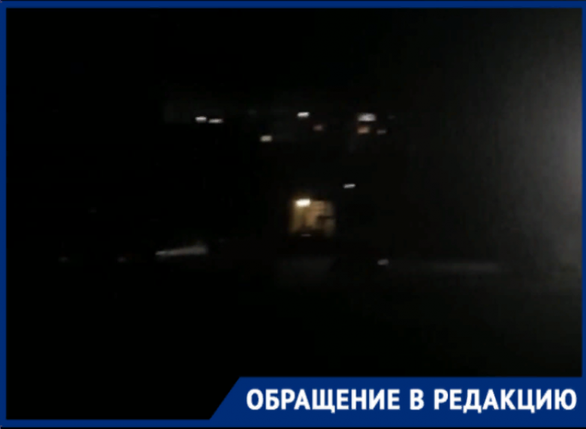 «Страшно выходить на улицу»: кромешную тьму в вечернее время на бульваре Великой Победы показали волгодонцы 