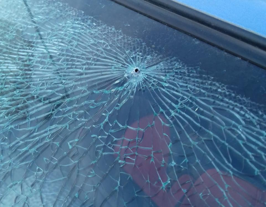 Заднее стекло автомобиля расстреляли возле дома в Волгодонске
