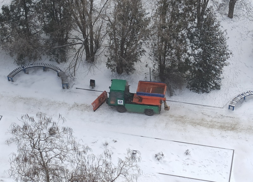 И снег убирает, и дороги посыпает: на улицы Волгодонска вывели снегоуборочную технику