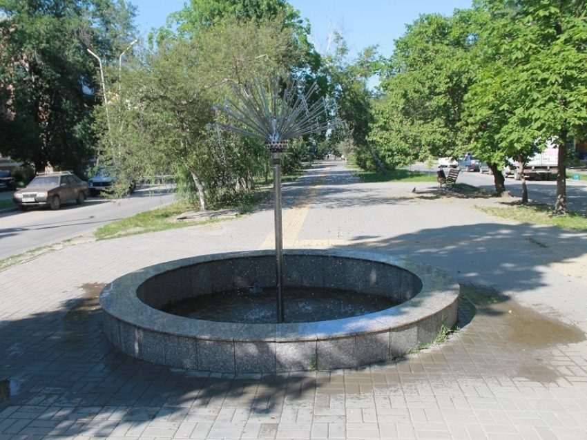 Фонтан «Одуванчик» в Волгодонске хотят укоротить из-за сдувания воды ветром