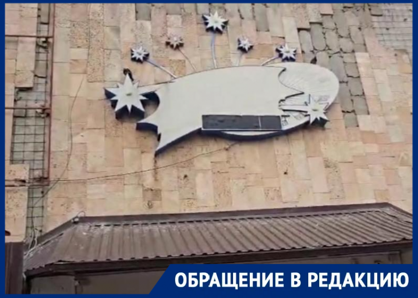 «Будто под артобстрелом»: волгодонцы в ужасе от торгового комплекса с падающими плитками на Карла Маркса