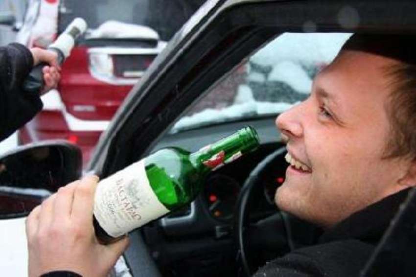 25-летнего пьяного водителя, лишенного прав, задержали на выезде из Волгодонска