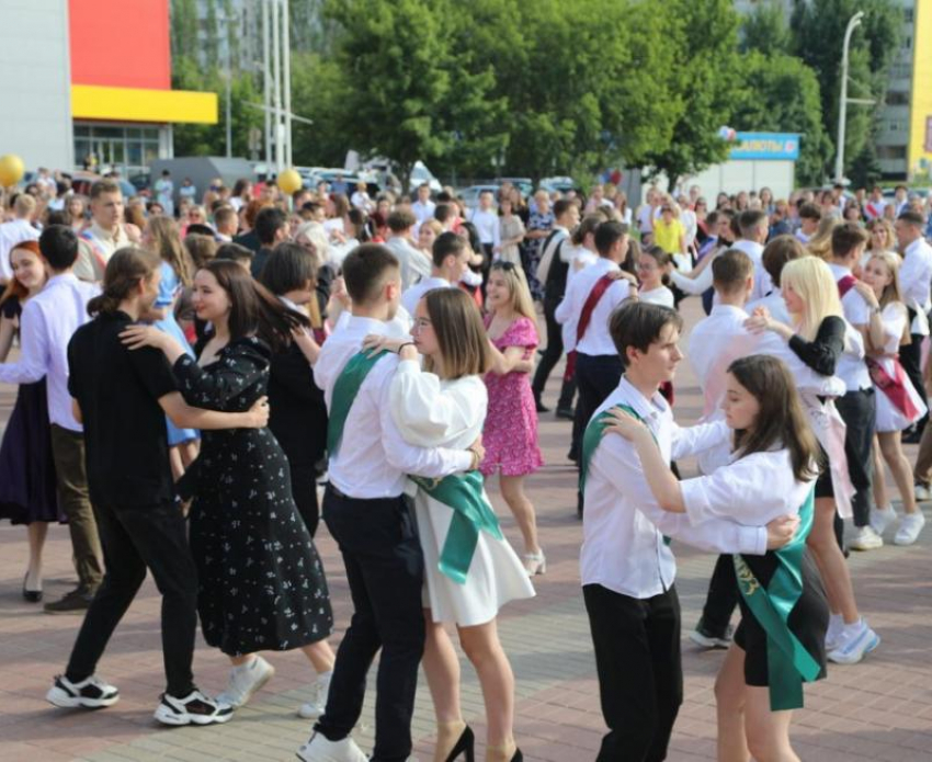 Последний школьный вальс на городской площади станцевали выпускники Волгодонска 