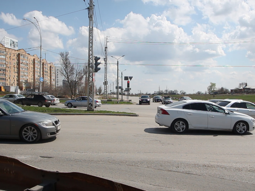 Мозговой штурм для водителей: на главном перекрёстке Волгодонска решили изменить схему движения