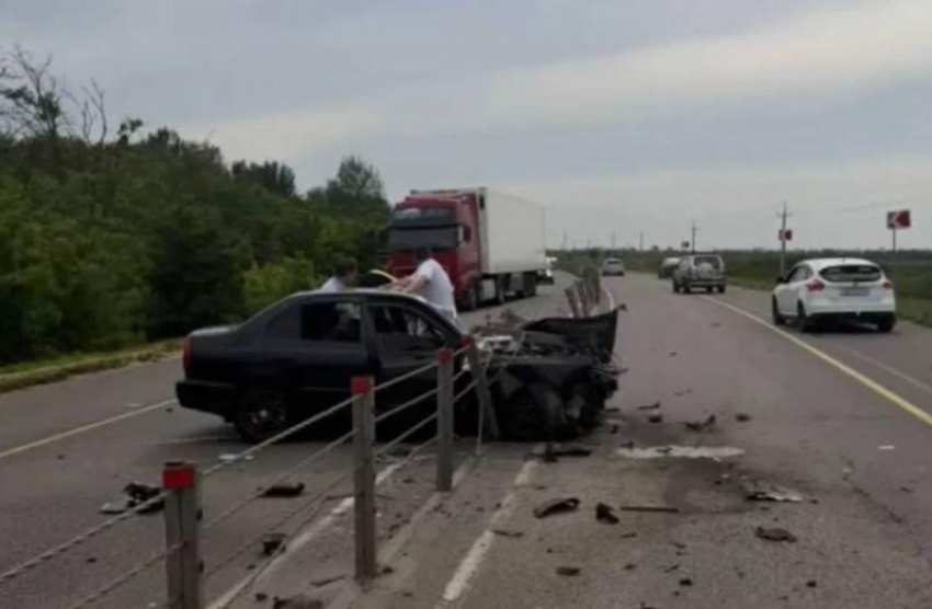 Из-за взрыва колеса молодой водитель попал в ДТП на трассе Ростов – Волгодонск 