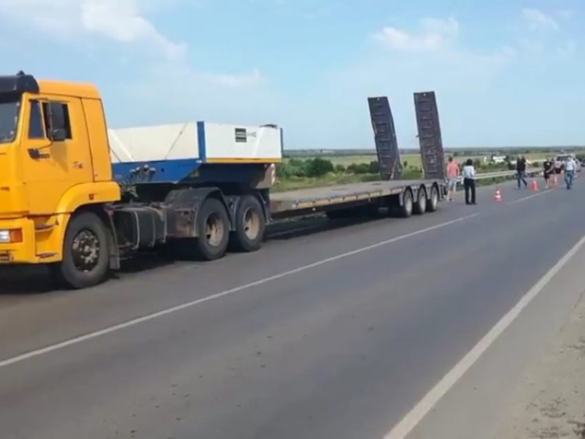 Водитель КАМАЗа сбил велосипедиста на трассе Волгодонск-Зимовники