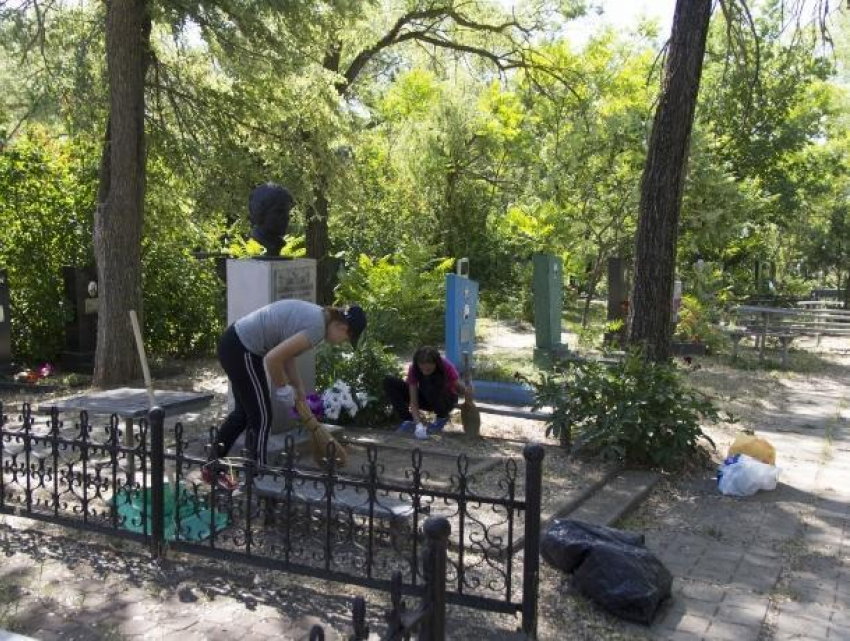 Волонтеры Волгодонска привели в порядок могилы воинов-афганцев