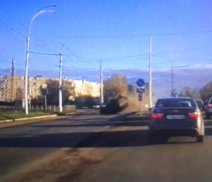 Автомобиль перевернулся несколько раз: появилось видео с момента аварии при въезде на путепровод