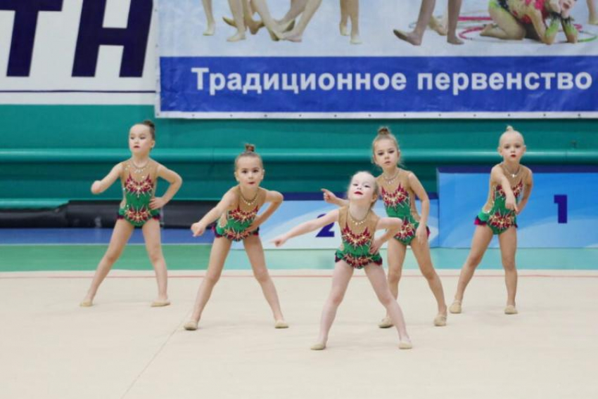 Грациозные и талантливые гимнастки открыли ежегодные соревнования на кубок Волгодонска 