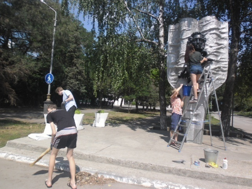 Школьники Волгодонска привели в порядок памятник Пушкину