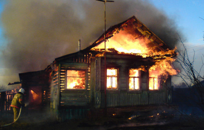 В Цимлянском районе сгорел одноэтажный жилой дом